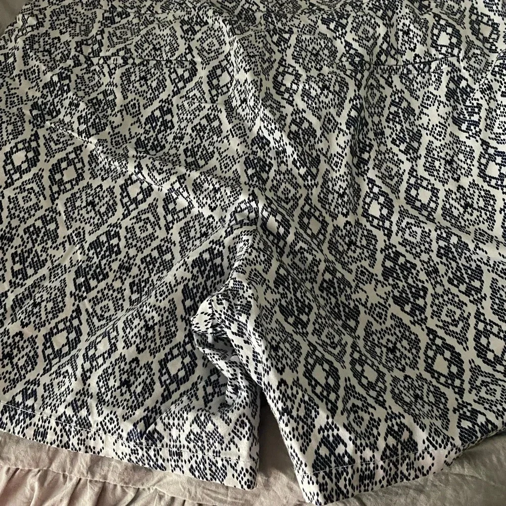 Cute summer casual navy and white plus size shorts - Picture 3 of 8